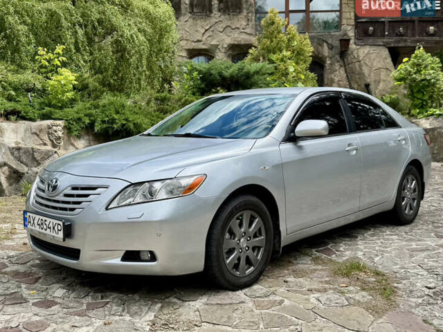 Сірий Тойота Камрі, об'ємом двигуна 3.5 л та пробігом 246 тис. км за 8300 $, фото 1 на Automoto.ua