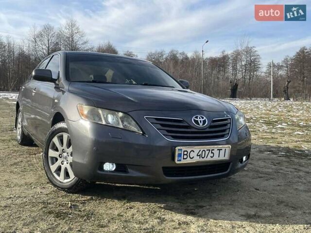 Сірий Тойота Камрі, об'ємом двигуна 2.4 л та пробігом 292 тис. км за 7500 $, фото 1 на Automoto.ua