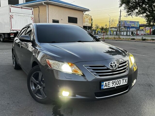 Сірий Тойота Камрі, об'ємом двигуна 3.5 л та пробігом 270 тис. км за 10001 $, фото 1 на Automoto.ua