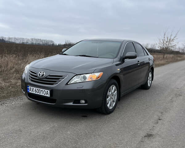 Серый Тойота Камри, объемом двигателя 2.36 л и пробегом 230 тыс. км за 9200 $, фото 1 на Automoto.ua
