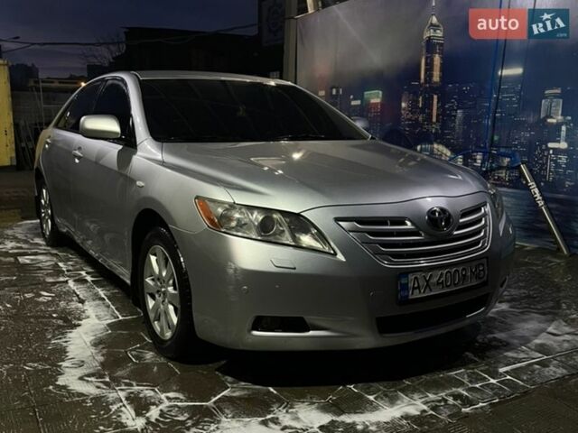 Серый Тойота Камри, объемом двигателя 2.4 л и пробегом 214 тыс. км за 7500 $, фото 1 на Automoto.ua