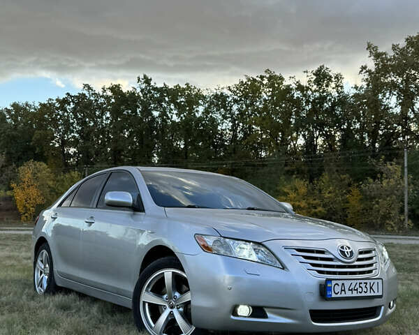 Серый Тойота Камри, объемом двигателя 3.5 л и пробегом 290 тыс. км за 8500 $, фото 1 на Automoto.ua