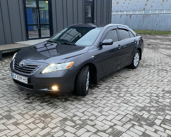 Серый Тойота Камри, объемом двигателя 2.4 л и пробегом 240 тыс. км за 7600 $, фото 1 на Automoto.ua