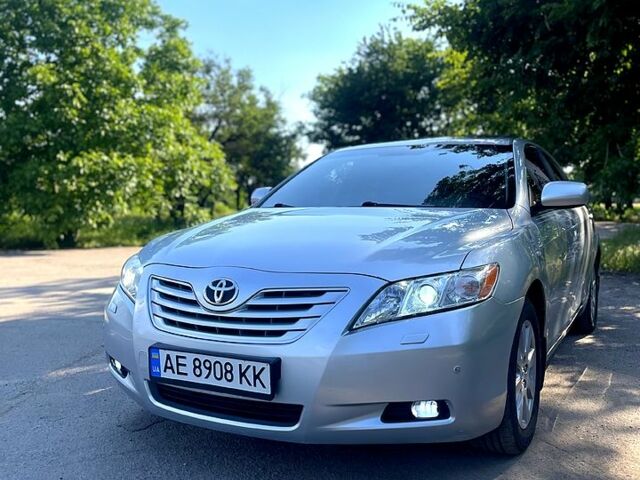 Серый Тойота Камри, объемом двигателя 2.4 л и пробегом 275 тыс. км за 9500 $, фото 1 на Automoto.ua