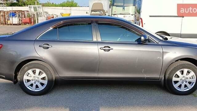 Серый Тойота Камри, объемом двигателя 2.4 л и пробегом 158 тыс. км за 12400 $, фото 1 на Automoto.ua