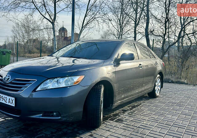 Серый Тойота Камри, объемом двигателя 3.46 л и пробегом 370 тыс. км за 9999 $, фото 1 на Automoto.ua