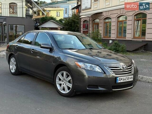 Сірий Тойота Камрі, об'ємом двигуна 2.4 л та пробігом 372 тис. км за 8200 $, фото 1 на Automoto.ua