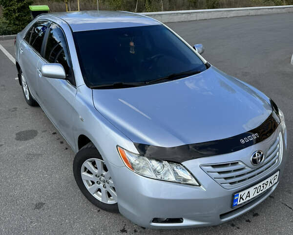 Сірий Тойота Камрі, об'ємом двигуна 2.4 л та пробігом 225 тис. км за 6999 $, фото 1 на Automoto.ua