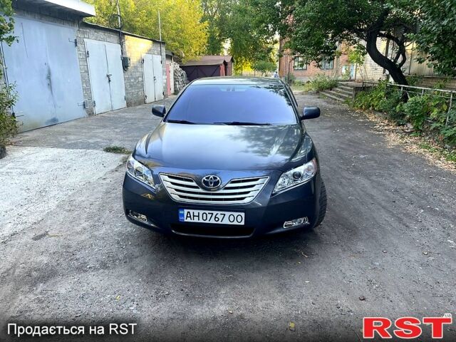 Серый Тойота Камри, объемом двигателя 2.4 л и пробегом 255000 тыс. км за 8000 $, фото 1 на Automoto.ua
