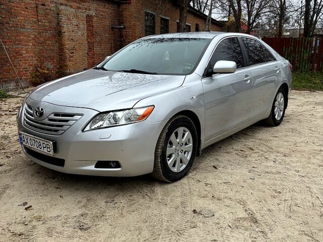 Серый Тойота Камри, объемом двигателя 2.4 л и пробегом 240 тыс. км за 7700 $, фото 1 на Automoto.ua