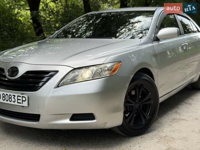 Сірий Тойота Камрі, об'ємом двигуна 2.4 л та пробігом 308 тис. км за 7799 $, фото 1 на Automoto.ua