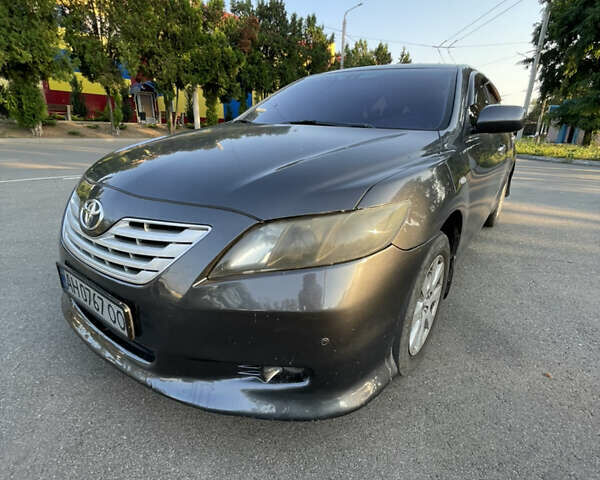 Серый Тойота Камри, объемом двигателя 2.4 л и пробегом 249 тыс. км за 7000 $, фото 1 на Automoto.ua