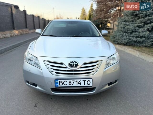 Серый Тойота Камри, объемом двигателя 2.4 л и пробегом 195 тыс. км за 9300 $, фото 1 на Automoto.ua