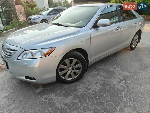 Серый Тойота Камри, объемом двигателя 2.4 л и пробегом 189 тыс. км за 10800 $, фото 1 на Automoto.ua