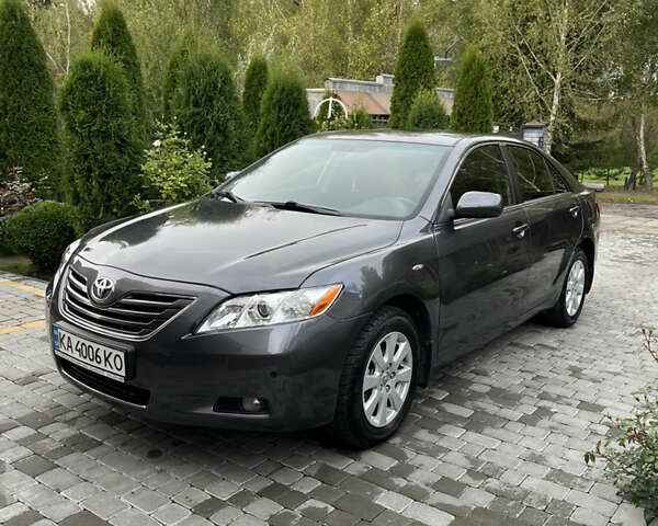 Серый Тойота Камри, объемом двигателя 2.4 л и пробегом 220 тыс. км за 8700 $, фото 1 на Automoto.ua
