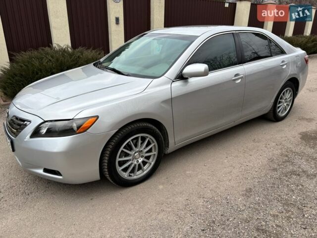 Серый Тойота Камри, объемом двигателя 2.4 л и пробегом 217 тыс. км за 7200 $, фото 1 на Automoto.ua