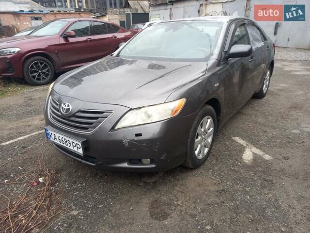 Серый Тойота Камри, объемом двигателя 2.4 л и пробегом 220 тыс. км за 4300 $, фото 1 на Automoto.ua