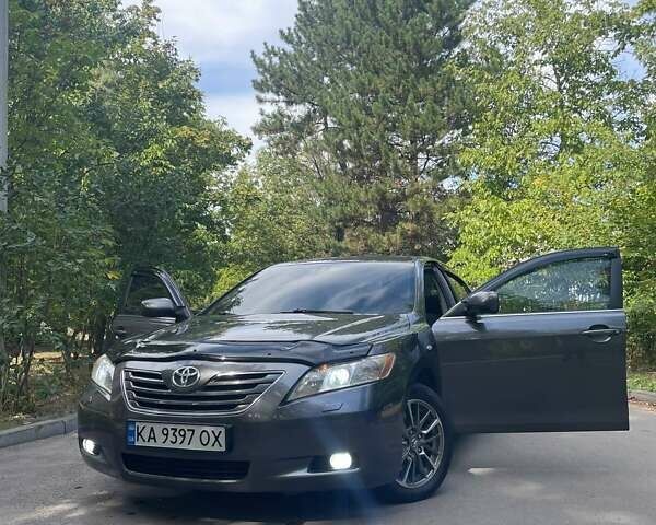 Серый Тойота Камри, объемом двигателя 2.4 л и пробегом 238 тыс. км за 9100 $, фото 1 на Automoto.ua