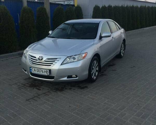 Серый Тойота Камри, объемом двигателя 2.4 л и пробегом 230 тыс. км за 8500 $, фото 1 на Automoto.ua