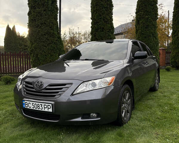 Сірий Тойота Камрі, об'ємом двигуна 2.4 л та пробігом 300 тис. км за 7700 $, фото 1 на Automoto.ua