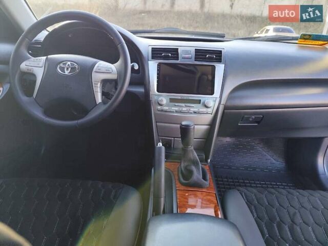 Серый Тойота Камри, объемом двигателя 2.36 л и пробегом 240 тыс. км за 9200 $, фото 1 на Automoto.ua