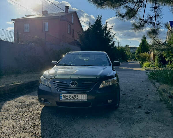 Сірий Тойота Камрі, об'ємом двигуна 2.4 л та пробігом 422 тис. км за 8000 $, фото 1 на Automoto.ua