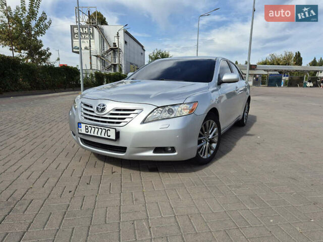 Серый Тойота Камри, объемом двигателя 3.46 л и пробегом 305 тыс. км за 8500 $, фото 1 на Automoto.ua