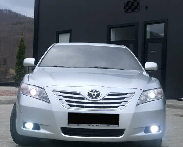 Серый Тойота Камри, объемом двигателя 2.36 л и пробегом 305 тыс. км за 8500 $, фото 1 на Automoto.ua