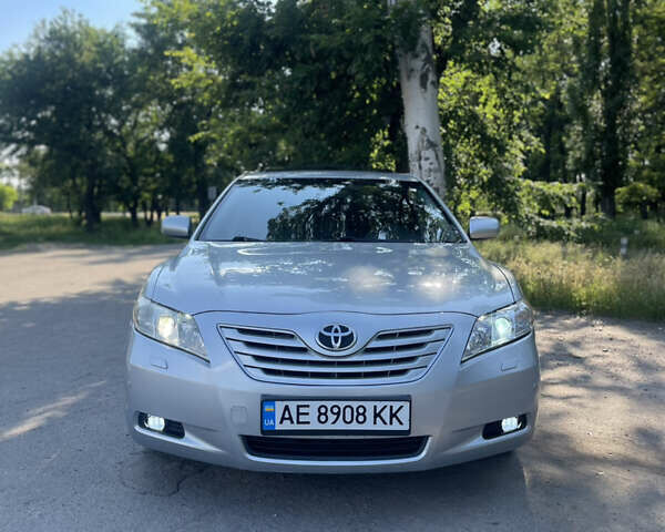 Серый Тойота Камри, объемом двигателя 2.4 л и пробегом 275 тыс. км за 8200 $, фото 1 на Automoto.ua