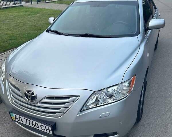 Сірий Тойота Камрі, об'ємом двигуна 2.4 л та пробігом 165 тис. км за 9999 $, фото 1 на Automoto.ua