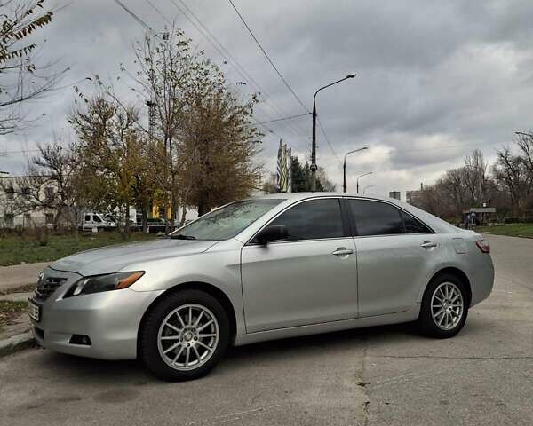 Серый Тойота Камри, объемом двигателя 2.4 л и пробегом 215 тыс. км за 6900 $, фото 1 на Automoto.ua