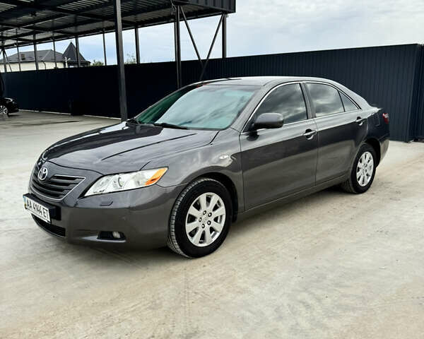 Серый Тойота Камри, объемом двигателя 3.5 л и пробегом 230 тыс. км за 10200 $, фото 1 на Automoto.ua