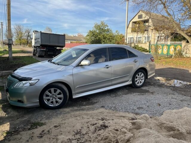 Серый Тойота Камри, объемом двигателя 2.4 л и пробегом 330 тыс. км за 8000 $, фото 1 на Automoto.ua