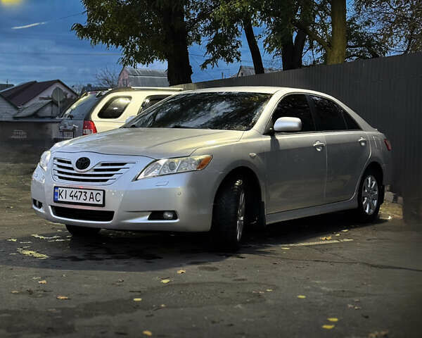 Серый Тойота Камри, объемом двигателя 3.5 л и пробегом 230 тыс. км за 8900 $, фото 1 на Automoto.ua