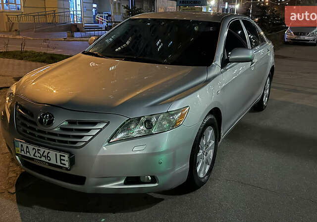 Сірий Тойота Камрі, об'ємом двигуна 2.4 л та пробігом 270 тис. км за 7600 $, фото 1 на Automoto.ua