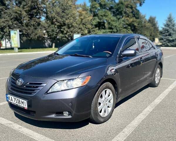 Серый Тойота Камри, объемом двигателя 3.5 л и пробегом 221 тыс. км за 9500 $, фото 1 на Automoto.ua