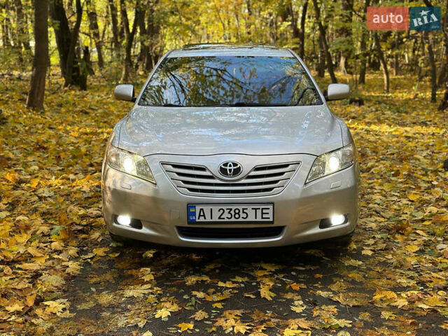 Серый Тойота Камри, объемом двигателя 2.4 л и пробегом 238 тыс. км за 8999 $, фото 1 на Automoto.ua