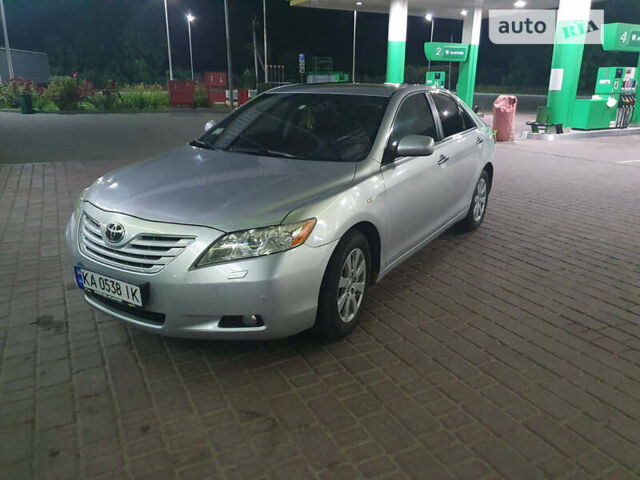 Серый Тойота Камри, объемом двигателя 2.4 л и пробегом 193 тыс. км за 8300 $, фото 1 на Automoto.ua