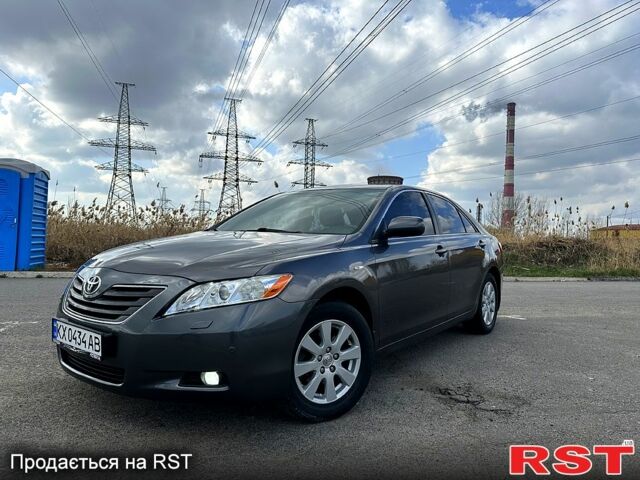 Серый Тойота Камри, объемом двигателя 2.4 л и пробегом 227 тыс. км за 9000 $, фото 1 на Automoto.ua