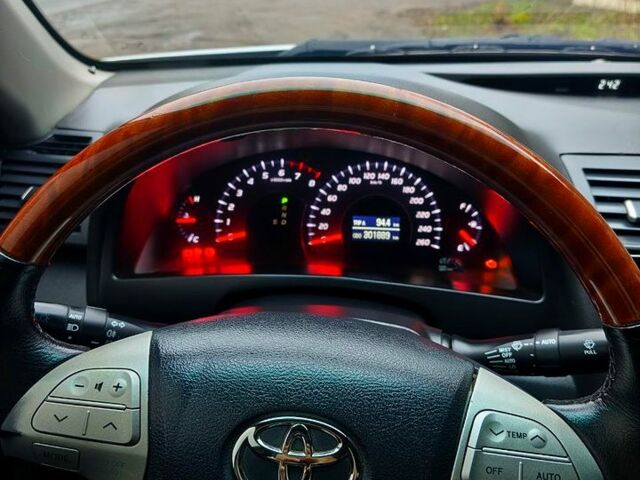Сірий Тойота Камрі, об'ємом двигуна 3.5 л та пробігом 302 тис. км за 8100 $, фото 1 на Automoto.ua
