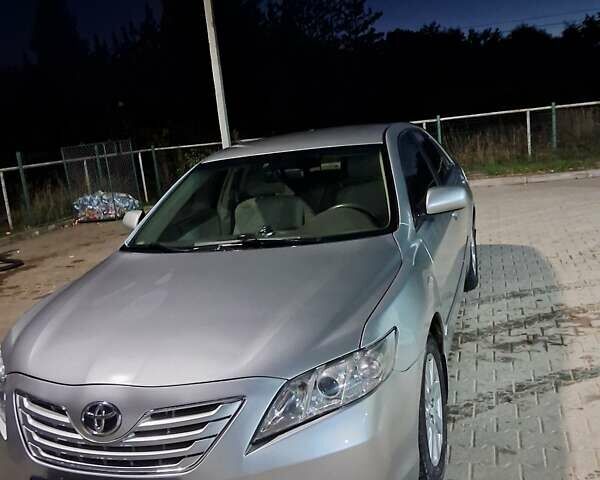 Сірий Тойота Камрі, об'ємом двигуна 2.4 л та пробігом 352 тис. км за 8100 $, фото 1 на Automoto.ua