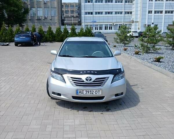 Серый Тойота Камри, объемом двигателя 2.4 л и пробегом 300 тыс. км за 8300 $, фото 1 на Automoto.ua