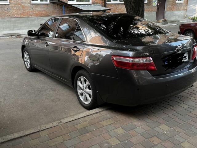 Серый Тойота Камри, объемом двигателя 2.4 л и пробегом 213 тыс. км за 9500 $, фото 1 на Automoto.ua