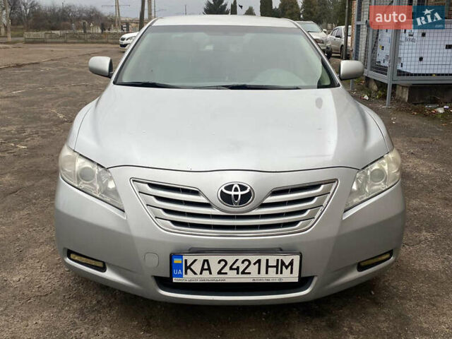 Серый Тойота Камри, объемом двигателя 2.4 л и пробегом 231 тыс. км за 7750 $, фото 1 на Automoto.ua