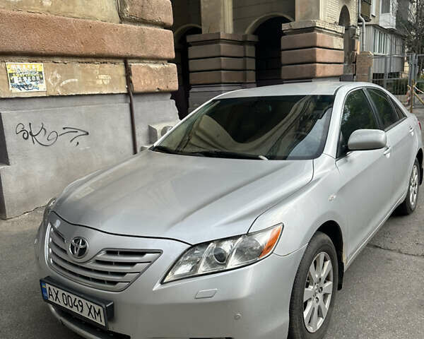 Сірий Тойота Камрі, об'ємом двигуна 2.4 л та пробігом 297 тис. км за 8500 $, фото 1 на Automoto.ua