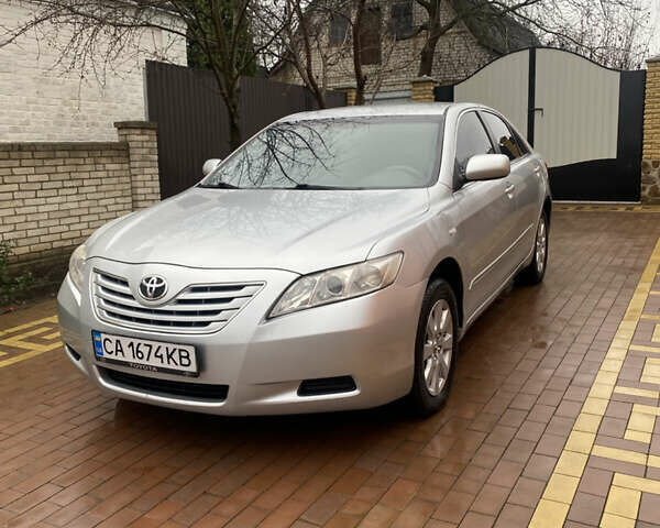 Серый Тойота Камри, объемом двигателя 2.36 л и пробегом 300 тыс. км за 8200 $, фото 1 на Automoto.ua