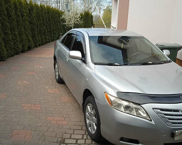 Серый Тойота Камри, объемом двигателя 2.4 л и пробегом 317 тыс. км за 7300 $, фото 1 на Automoto.ua