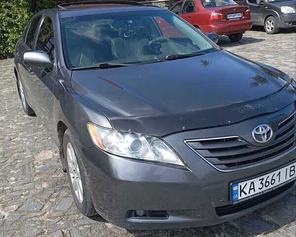 Серый Тойота Камри, объемом двигателя 2.36 л и пробегом 394 тыс. км за 8000 $, фото 1 на Automoto.ua