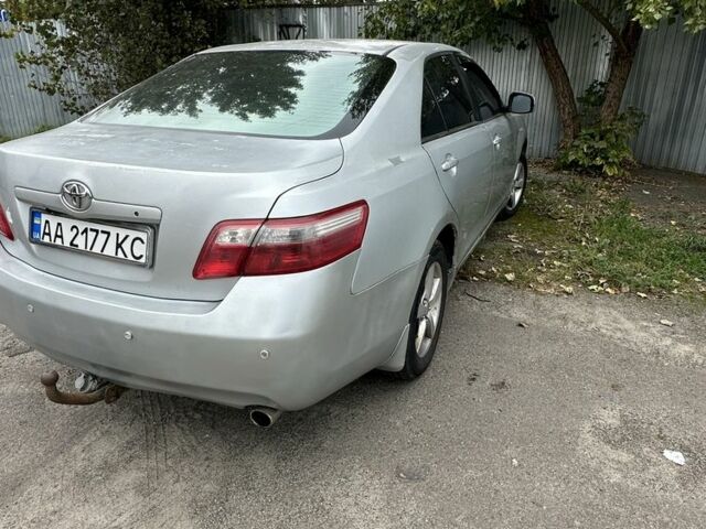 Сірий Тойота Камрі, об'ємом двигуна 2.4 л та пробігом 330 тис. км за 7607 $, фото 1 на Automoto.ua