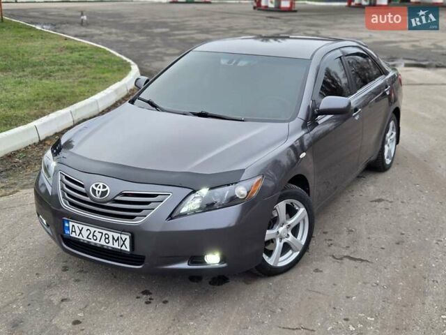 Серый Тойота Камри, объемом двигателя 2.36 л и пробегом 285 тыс. км за 9200 $, фото 1 на Automoto.ua
